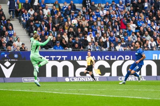2 Bundesliga, Karlsruher SC vs FC Schalke 05, 01 11 2025 Loris Karius FC Schalke 04, 1 tries to reach the ball before Fabian Schleusener Karlsruher SC, 24 , outside the penalty area 2 Bundesliga, Karlsruher SC vs FC Schalke 05, BBBank Wildpark Karlsruhe, 01 11 2025 DFB DFL REGULATIONS PROHIBIT ANY USE OF PHOTOGRAPHS AS IMAGE SEQUENCES AND OR QUASI VIDEO Copyright: xBEAUTIFULxSPORTS Boscox