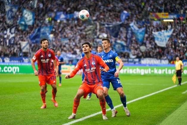 2 Bundesliga, Karlsruher SC vs FC Schalke 05, 01 11 2025 Mertcan Ayhan FC Schalke 04, 43 defends the ball against Marvin Wanitzek Karlsruher SC, 10 2 Bundesliga, Karlsruher SC vs FC Schalke 05, BBBank Wildpark Karlsruhe, 01 11 2025 DFB DFL REGULATIONS PROHIBIT ANY USE OF PHOTOGRAPHS AS IMAGE SEQUENCES AND OR QUASI VIDEO Copyright: xBEAUTIFULxSPORTS Boscox