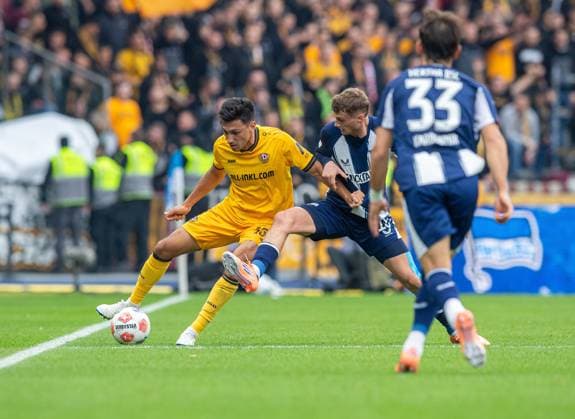 Soccer, Men, Season 2025 2026, 2 Bundesliga 11 Matchday , Hertha BSC Dynamo Dresden, v l Claudio Kammerknecht Dresden , Michael Cuisance Hertha BSC , Michal Karbownik Hertha BSC , 01 11 2025, Copyright: xSebastianxRäppold MatthiasxKochx