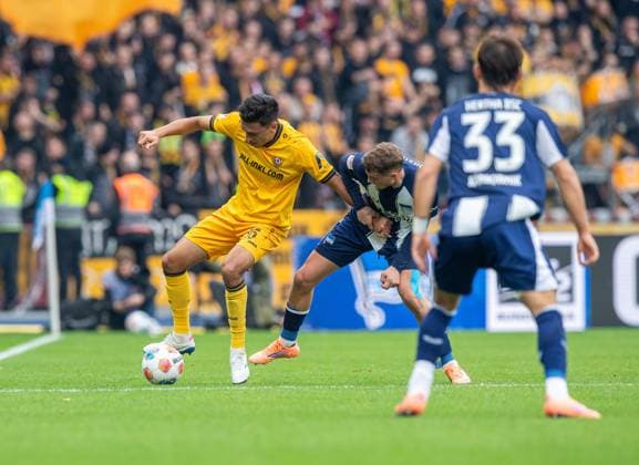 Soccer, Men, Season 2025 2026, 2 Bundesliga 11 Matchday , Hertha BSC Dynamo Dresden, v l Claudio Kammerknecht Dresden , Michael Cuisance Hertha BSC , Michal Karbownik Hertha BSC , 01 11 2025, Copyright: xSebastianxRäppold MatthiasxKochx