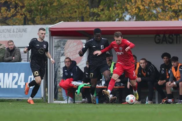01 11 2025, xjcx, Men, Football, Season 2025 2026, Regionalliga Bayern, 16 Matchday TSV Aubstadt TSV Schwaben Augsburg Franz Helmer 5, TSV Aubstadt and Marc Sodji 27, TSV Schwaben Augsburg Sulzfeld Schulstadion Aubstadt NGN Arena Bayern Germany