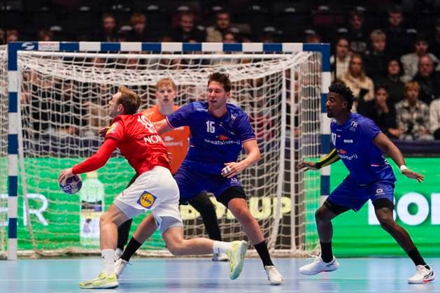 Handball, Golden League Denmark Netherlands Trondheim 20251101 Denmark s Mathias Gidsel and Netherlands Lars Kooji during the Golden League handball match between Denmark and the Netherlands at Trondheim Spektrum Photo Erik Flaaris Johansen NTB Trondheim Norway EDITORIAL USE ONLY RESTRICTED USE FOR BETTING COMPANIES  Copyright: xErikxFlaarisxJohansenx xNTBx
