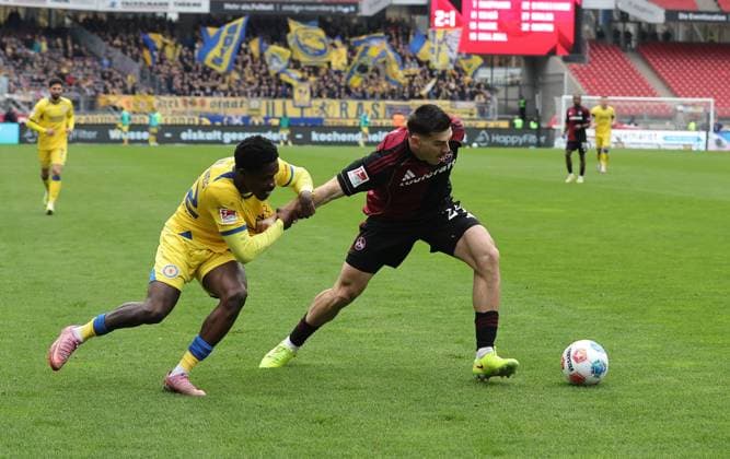 01 11 2025 Soccer Season 2025 2026 2 Soccer Bundesliga 11 Matchday 1 FC Nürnberg FCN Club Eintracht Braunschweig EBS BTSV Sportfoto Zink DaMa xdaxmax DFL regulations prohibit any use of photographs as image sequences and or quasi video only for editorial use Christian Joe Conteh 32, Eintracht Braunschweig BTSV EBS Luka Lochoshvili 24, 1 FC Nürnberg FCN