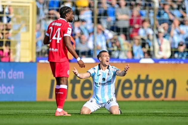 v li Ted Tattermusch Cottbus, 25 , Sigurd Haugen TSV 1860, 22 kneeling on the ground complaining, complaining, grumbling, pessimistic, Action, Action, 01 11 2025, Munich Germany , Football, 3 Liga, TSV 1860 München FC Energie Cottbus, DFB DFL REGULATIONS PROHIBIT ANY USE OF PHOTOGRAPHS AS IMAGE SEQUENCES AND OR QUASI VIDEO xslx