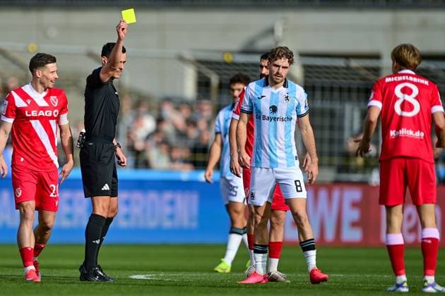 Konrad Oldhafer Referee, Referee shows Lukas Michelbrink Cottbus, 8 the yellow card, warning, yellow card, 01 11 2025, Munich Germany , Football, 3 Liga, TSV 1860 München FC Energie Cottbus, DFB DFL REGULATIONS PROHIBIT ANY USE OF PHOTOGRAPHS AS IMAGE SEQUENCES AND OR QUASI VIDEO xslx