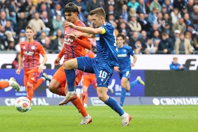 01 11 2025, xrekx, Fußball 2 Bundesliga, Karlsruher SC FC Schalke 04 v l Mertcan Ayhan FC Schalke 04 Marvin Wanitzek Karlsruher SC Zweikampf, Aktion, action, battle for the ball DFL DFB REGULATIONS PROHIBIT ANY USE OF PHOTOGRAPHS as IMAGE SEQUENCES and or QUASI VIDEO Karlsruhe