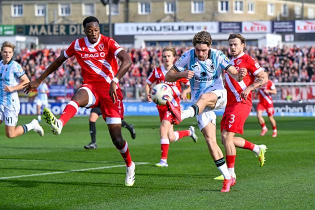 v li King Manu Cottbus, 2 David Philipp TSV 1860, 8 in duel, duel, tackle, dynamic, action, action, 01 11 2025, Munich Germany , Football, 3 Liga, TSV 1860 München FC Energie Cottbus, DFB DFL REGULATIONS PROHIBIT ANY USE OF PHOTOGRAPHS AS IMAGE SEQUENCES AND OR QUASI VIDEO xslx
