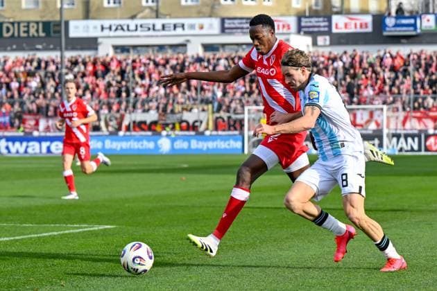 v li King Manu Cottbus, 2 David Philipp TSV 1860, 8 in duel, duel, tackle, dynamic, action, action, 01 11 2025, Munich Germany , Football, 3 Liga, TSV 1860 München FC Energie Cottbus, DFB DFL REGULATIONS PROHIBIT ANY USE OF PHOTOGRAPHS AS IMAGE SEQUENCES AND OR QUASI VIDEO xslx