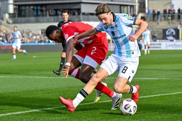 v li King Manu Cottbus, 2 David Philipp TSV 1860, 8 in duel, duel, tackle, dynamic, action, action, 01 11 2025, Munich Germany , Football, 3 Liga, TSV 1860 München FC Energie Cottbus, DFB DFL REGULATIONS PROHIBIT ANY USE OF PHOTOGRAPHS AS IMAGE SEQUENCES AND OR QUASI VIDEO xslx