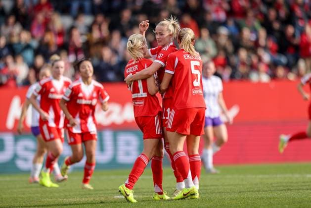 DEU, Munich, FC Bayern München vs SGS Essen, Google Pixel Frauen Bundesliga, DFB, Saison 2526, FC Bayern Campus, 8 Spieltag im Bild Lea Schüller Bayern München 11 erzielt das Tor zum Ausgleich, 1 1, Jubel und Freude DFB DFL REGULATIONS PROHIBIT ANY USE OF PHOTOGRAPHS AS IMAGE SEQUENCES AND OR QUASI VIDEO, 01 11 2025 Copyright: HMBxMedia HendrikxHamelau