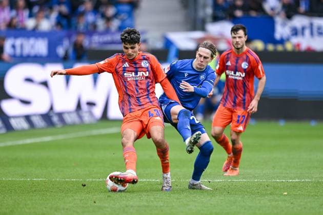 01 11 2025, Football, 2 Bundesliga, Season 2025 2026, Matchday 11, Karlsruher SC FC Schalke 04, Mertcan Ayhan FC Schalke 04 , David Herold Karlsruher SC xRHR PHOTO YYx Copyright: KROEGER RHR-FOTOx RHR-FOTO YY