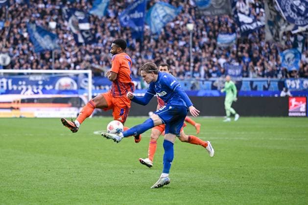 01 11 2025, Football, 2 Bundesliga, Season 2025 2026, Matchday 11, Karlsruher SC FC Schalke 04, Moussa Sylla FC Schalke 04 , David Herold Karlsruher SC xRHR PHOTO YYx Copyright: KROEGER RHR-FOTOx RHR-FOTO YY