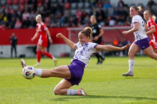 Paulina Platner SGS Essen, 25 , GER, FC Bayern Muenchen vs SGS Essen, Football, Google Pixel Frauen Bundesliga, 8 Spieltag, Saison 2025 2026, 01 11 2025, DFL DFB REGULATIONS PROHIBIT ANY USE OF PHOTOGRAPHS as IMAGE SEQUENCES and or QUASI VIDEO, GER, FC Bayern Muenchen vs SGS Essen, Football, Google Pixel Frauen Bundesliga, 8 Spieltag, Saison 2025 2026, 01 11 2025 Muenchen Copyright: xEibner-Pressefoto JennixMaulx EP_JML