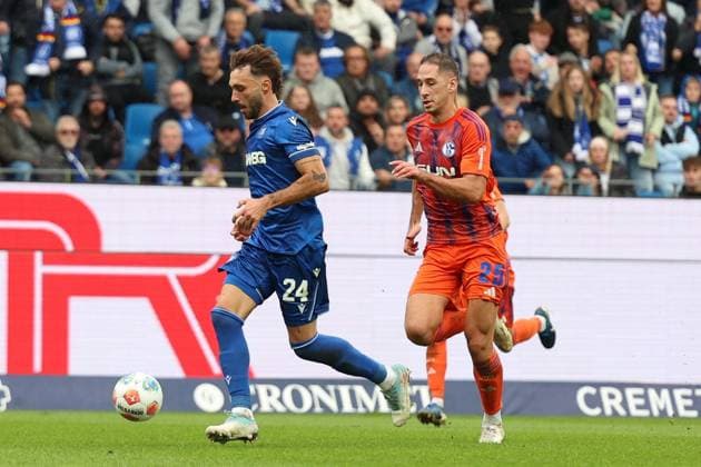 01 11 2025, xrekx, Soccer 2 Bundesliga, Karlsruher SC FC Schalke 04 v l Fabian Schleusener Karlsruher SC Nikola Katic FC Schalke 04 DFL DFB REGULATIONS PROHIBIT ANY USE OF PHOTOGRAPHS as IMAGE SEQUENCES and or QUASI VIDEO Karlsruhe