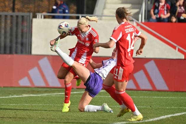 Goal chance Pernile HARDER FCB , Action,duel header,penalty area scene Football Google Pixel Bundesliga Women Season 2025 2026, 8 Matchday, Matchday08 FC Bayern Muenchen Women SGS Essen on 01 11 2025 FC BAYERN CAMPUS