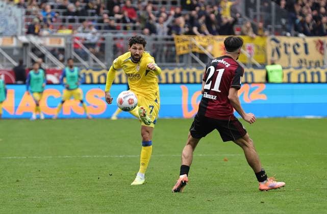 01 11 2025 Soccer Season 2025 2026 2 Soccer Bundesliga 11 Matchday 1 FC Nürnberg FCN Club Eintracht Braunschweig EBS BTSV Sportfoto Zink DaMa xdaxmax DFL regulations prohibit any use of photographs as image sequences and or quasi video only for editorial use Fabio Kaufmann 7, Eintracht Braunschweig BTSV EBS Berkay Yilmaz 21, 1 FC Nürnberg FCN