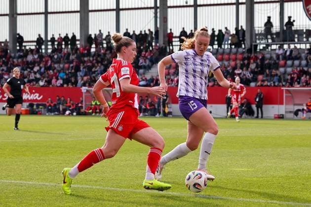 Alara Sehitler FC Bayern Muenchen, 14 with Laura Pucks SGS Essen, 15 , GER, FC Bayern Muenchen vs SGS Essen, Soccer, Google Pixel Womens Bundesliga, 8 Matchday, Season 2025 2026, 01 11 2025, DFL DFB REGULATIONS PROHIBIT ANY USE OF PHOTOGRAPHS as IMAGE SEQUENCES and or QUASI VIDEO, GER, FC Bayern Muenchen vs SGS Essen, Football, Google Pixel Womens Bundesliga, Matchday 8, Season 2025 2026, 01 11 2025 Muenchen Copyright: xEibner-Pressefoto JennixMaulx EP_JML