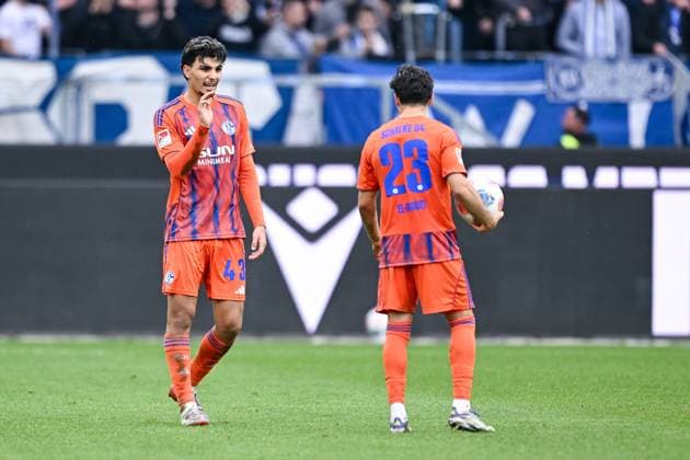 01 11 2025, Football, 2 Bundesliga, Season 2025 2026, Matchday 11, Karlsruher SC FC Schalke 04, Mertcan Ayhan FC Schalke 04 , Soufiane El Faouzi FC Schalke 04 xRHR PHOTO YYx Copyright: KROEGER RHR-FOTOx RHR-FOTO YY