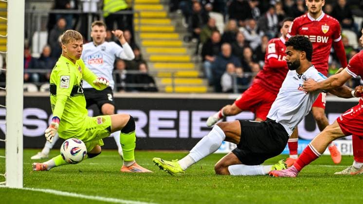 GER, 3 Liga, SSV Ulm 1846 vs VfB Stuttgart II 01 11 2025, Donaustadion, Ulm, GER, 3 Liga, SSV Ulm 1846 vs VfB Stuttgart II, in the picture Goal to 1 0, Florian Hellstern Stuttgart, 1 , Andre Becker SSV Ulm, 49 nordphotoxGmbHx xHafner nph00200