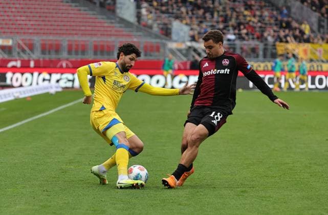 01 11 2025 Soccer Season 2025 2026 2 Soccer Bundesliga 11 Matchday 1 FC Nürnberg FCN Club Eintracht Braunschweig EBS BTSV Sportfoto Zink DaMa xdaxmax DFL regulations prohibit any use of photographs as image sequences and or quasi video only for editorial use Fabio Kaufmann 7, Eintracht Braunschweig BTSV EBS Rafael Lubach 18, 1 FC Nürnberg FCN
