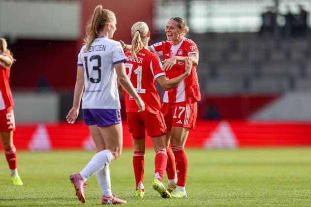 DEU, München, FC Bayern München vs SGS Essen, Google Pixel Frauen Bundesliga, DFB, Saison 2526, FC Bayern Campus, 8 Spieltag im Bild Pernille Harder Bayern München 21 scores the goal for 2 1, Jubel und Freude mit Klara Bühl Bayern München 17 DFB DFL REGULATIONS PROHIBIT ANY USE OF PHOTOGRAPHS AS IMAGE SEQUENCES AND OR QUASI VIDEO, 01 11 2025 Copyright: HMBxMedia HendrikxHamelau