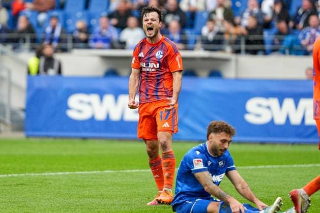 Soccer 2 Bundesliga, Matchday 11, Karlsruher SC FC Schalke 04 on 01 11 2025 in Karlsruhe BBBank Wildpark , Germany, Season 2025 2026 DFL REGULATIONS PROHIBIT ANY USE OF PHOTOGRAPHS AS IMAGE SEQUENCES AND OR QUASI VIDEO Adrian Gantenbein 17, S04 in focus Karlsruhe BBBank Wildpark Germany Copyright: xChristophxKinzingerx