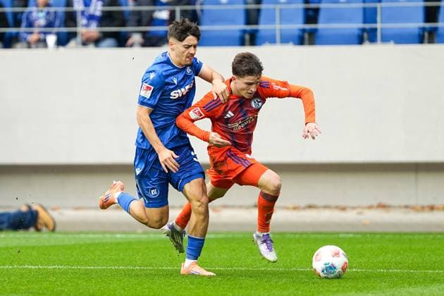 Soccer 2 Bundesliga, Matchday 11, Karlsruher SC FC Schalke 04 on 01 11 2025 in Karlsruhe BBBank Wildpark , Germany, Season 2025 2026 DFL REGULATIONS PROHIBIT ANY USE OF PHOTOGRAPHS AS IMAGE SEQUENCES AND OR QUASI VIDEO Penalty area scene between Vitalie Becker 33, S04 and Rafael Pinto Pedrosa 36, KSC Karlsruhe BBBank Wildpark Germany Copyright: xChristophxKinzingerx