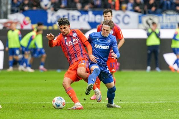 Soccer 2 Bundesliga, Matchday 11, Karlsruher SC FC Schalke 04 on 01 11 2025 in Karlsruhe BBBank Wildpark , Germany, Season 2025 2026 DFL REGULATIONS PROHIBIT ANY USE OF PHOTOGRAPHS AS IMAGE SEQUENCES AND OR QUASI VIDEO Mertcan Ayhan 43, S04 in duel with David Herold 20, KSC Karlsruhe BBBank Wildpark Germany Copyright: xChristophxKinzingerx