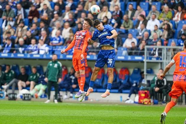 Soccer 2 Bundesliga, Matchday 11, Karlsruher SC FC Schalke 04 on 01 11 2025 in Karlsruhe BBBank Wildpark , Germany, Season 2025 2026 DFL REGULATIONS PROHIBIT ANY USE OF PHOTOGRAPHS AS IMAGE SEQUENCES AND OR QUASI VIDEO Rafael Pinto Pedrosa 36, KSC in header duel with Vitalie Becker 33, S04 Karlsruhe BBBank Wildpark Germany Copyright: xChristophxKinzingerx