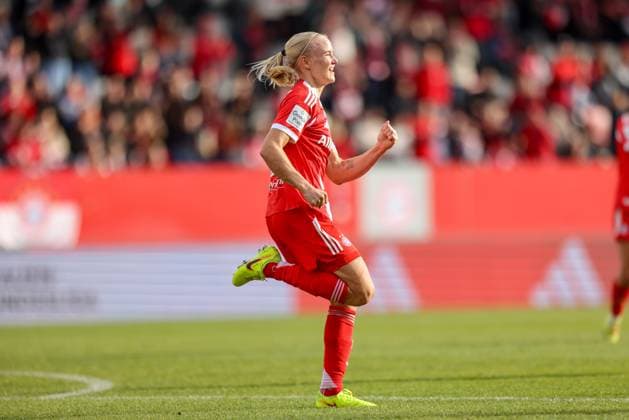 DEU, München, FC Bayern München vs SGS Essen, Google Pixel Frauen Bundesliga, DFB, Saison 2526, FC Bayern Campus, 8 Spieltag im Bild Pernille Harder Bayern München 21 erzielt das Tor zum 2 1, Jubel und Freude DFB DFL REGULATIONS PROHIBIT ANY USE OF PHOTOGRAPHS AS IMAGE SEQUENCES AND OR QUASI VIDEO, 01 11 2025 Copyright: HMBxMedia HendrikxHamelau