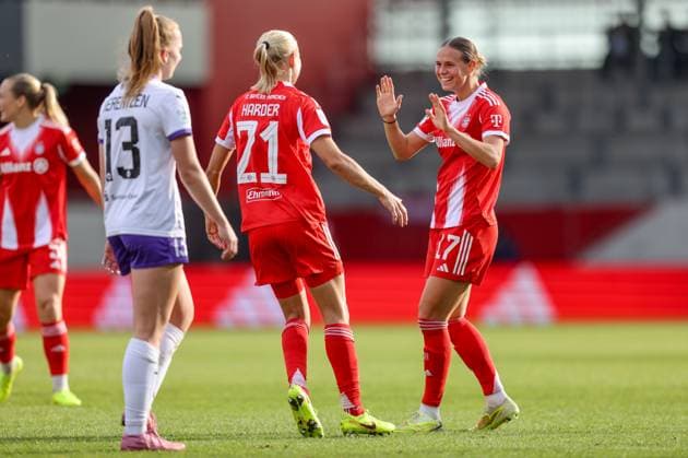 DEU, München, FC Bayern München vs SGS Essen, Google Pixel Frauen Bundesliga, DFB, Saison 2526, FC Bayern Campus, 8 Spieltag im Bild Pernille Harder Bayern München 21 scores the goal for 2 1, Jubel und Freude mit Klara Bühl Bayern München 17 DFB DFL REGULATIONS PROHIBIT ANY USE OF PHOTOGRAPHS AS IMAGE SEQUENCES AND OR QUASI VIDEO, 01 11 2025 Copyright: HMBxMedia HendrikxHamelau