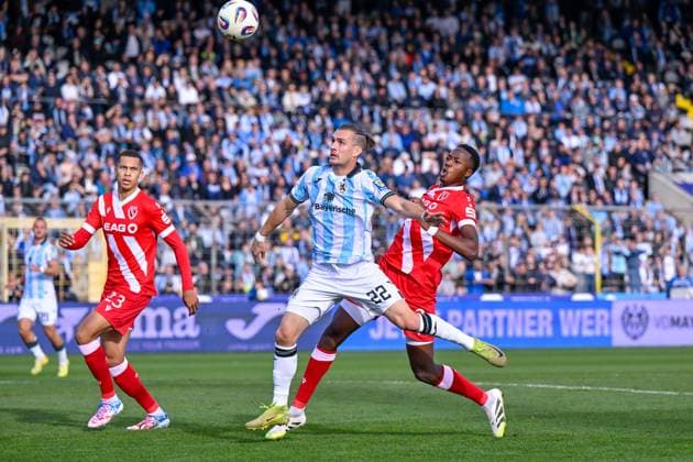 v li Nyamekye Awortwie Grant Cottbus, 23 Sigurd Haugen TSV 1860, 22 King Manu Cottbus, 2 in duel, duel, tackle, dynamics, action, 01 11 2025, Munich Germany , Football, 3 Liga, TSV 1860 München FC Energie Cottbus, DFB DFL REGULATIONS PROHIBIT ANY USE OF PHOTOGRAPHS AS IMAGE SEQUENCES AND OR QUASI VIDEO xslx