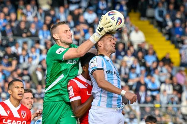 from left Marius Funk Cottbus, 33 catches the ball in front of King Manu Cottbus, 2 and Sigurd Haugen TSV 1860, 22 , duel, duel, tackle, dynamics, action, 01 11 2025, Munich Germany , Football, 3 Liga, TSV 1860 München FC Energie Cottbus, DFB DFL REGULATIONS PROHIBIT ANY USE OF PHOTOGRAPHS AS IMAGE SEQUENCES AND OR QUASI VIDEO xslx