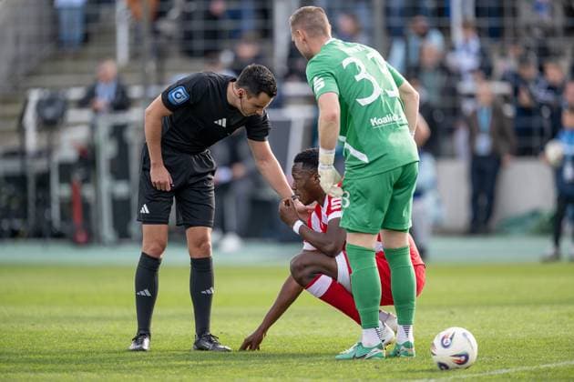 Konrad Oldhafer referee asks King Manu FC Energie Cottbus, 2 how he is, right Marius Funk goalkeeper, FC Energie Cottbus, 33 GER, TSV 1860 Muenchen vs FC Energie Cottbus, Football, 3 Bundesliga, Matchday 13, Season 2025 2026, 01 11 2025 DFL DFB REGULATIONS PROHIBIT ANY USE OF PHOTOGRAPHS as IMAGE SEQUENCES and or QUASI VIDEO GER, TSV 1860 Muenchen vs FC Energie Cottbus, Football, 3 Bundesliga, 13 Matchday, Season 2025 2026, 01 11 2025 Muenchen Copyright: xEibner-Pressefoto HeikexFeinerx EP_HFR