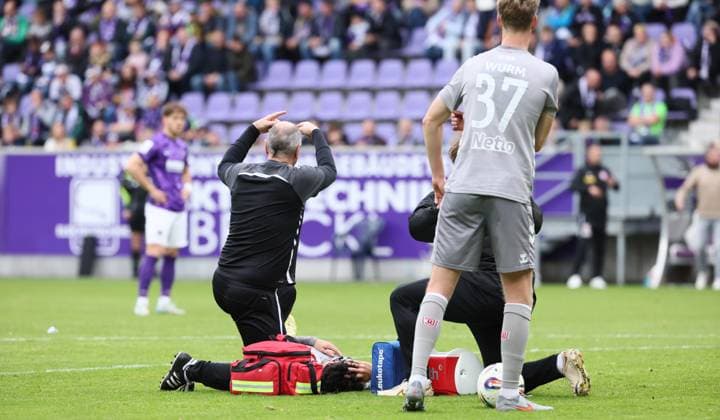 Aue, 01 11 2025, Erzgebirgsstadion, Soccer, 3 Liga, Matchday 13 FC Erzgebirge Aue vs SSV Jahn Regensburg , In the picture Nicolas Oliveira 25, Regensburg has to be treated for a head injury and substituted a little later , Only for journalistic use Only for editorial use , DFB DFL regulations prohibit any use of photographs as image sequences and or quasi video , Picture Point