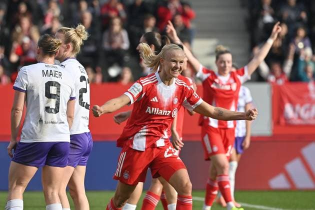 Goal celebration Pernile HARDER FCB after goal zm 2 1, Jubel,Freude,Begeisterung,Aktion, Fußball Google Pixel Bundesliga der Frauen Saison 2025 2026, 8 Spieltag, Spieltag08 FC Bayern Muenchen Frauen SGS Essen am 01 11 2025 FC BAYERN CAMPUS