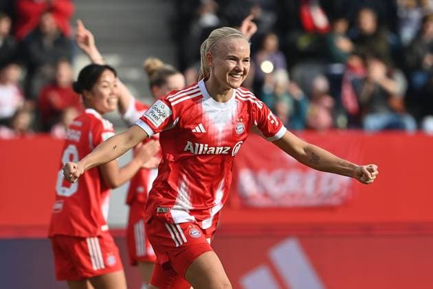 Goal celebration Pernile HARDER FCB after goal zm 2 1, Jubel,Freude,Begeisterung,Aktion, Fußball Google Pixel Bundesliga der Frauen Saison 2025 2026, 8 Spieltag, Spieltag08 FC Bayern Muenchen Frauen SGS Essen am 01 11 2025 FC BAYERN CAMPUS