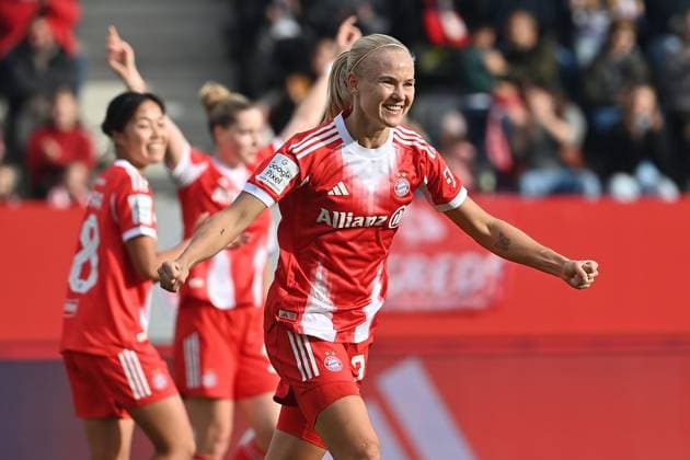 Goal celebration Pernile HARDER FCB after goal zm 2 1, Jubel,Freude,Begeisterung,Aktion, Fußball Google Pixel Bundesliga der Frauen Saison 2025 2026, 8 Spieltag, Spieltag08 FC Bayern Muenchen Frauen SGS Essen am 01 11 2025 FC BAYERN CAMPUS