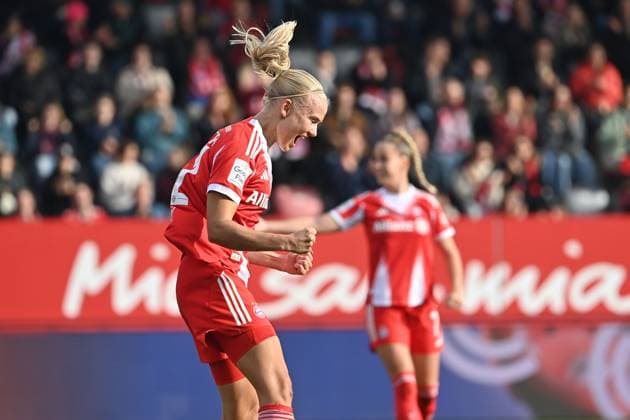 Goal celebration Pernile HARDER FCB after goal zm 2 1, Jubel,Freude,Begeisterung,Aktion, Fußball Google Pixel Bundesliga der Frauen Saison 2025 2026, 8 Spieltag, Spieltag08 FC Bayern Muenchen Frauen SGS Essen am 01 11 2025 FC BAYERN CAMPUS