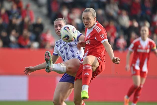 Magdalena ERIKSSON FCB , Action,duel against Ramona MAIER E Football Google Pixel Womens Bundesliga Season 2025 2026, 8 Matchday, Matchday08 FC Bayern Muenchen Women SGS Essen on 01 11 2025 FC BAYERN CAMPUS