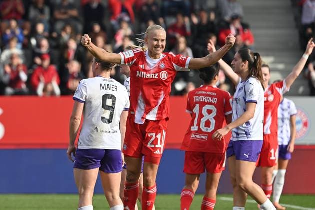 Goal celebration Pernile HARDER FCB after goal zm 2 1, Jubel,Freude,Begeisterung,Aktion, Fußball Google Pixel Bundesliga der Frauen Saison 2025 2026, 8 Spieltag, Spieltag08 FC Bayern Muenchen Frauen SGS Essen am 01 11 2025 FC BAYERN CAMPUS