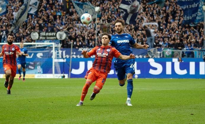 01 11 25 Karlsruher SC FC Schalke 04 Germany, Karlsruhe, 01 11 2025, Football, 2 Bundesliga, Season 2025 2026, Karlsruher SC FC Schalke 04 v l Soufiane El Faouzi FC Schalke 04 , Fabian Schleusener Karlsruher SC