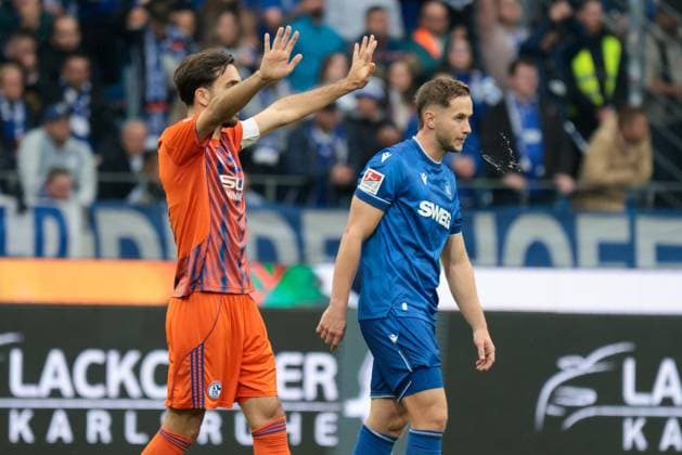 01 11 2025, xhettx, Soccer 2 Bundesliga, Karlsruher SC FC Schalke 04 v l Karaman, Kenan FC Schalke 04, 19 DFL DFB REGULATIONS PROHIBIT ANY USE OF PHOTOGRAPHS as IMAGE SEQUENCES and or QUASI VIDEO Karlsruhe