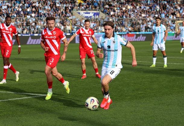 Football, Men, 3 Liga, Season 2025 2026, TSV 1860 München FC Energie Cottbus, Grünwalder Stadion David Philipp TSV 1860 München with ball in attack
