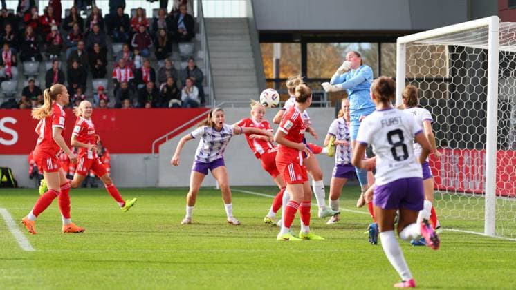Team FC Bayern Munich and Team SGS Essen at the corner kick at the match between FC Bayern Munich v SGS Essen, Football, Women, Google Pixel Women Bundesliga, 2025 2026, 8 Matchday on 01 11 2025 in Munich, FC Bayern Campus DFL and DFB regulations prohibit any use of photographs as image sequences and or quasi video Bayern Germany
