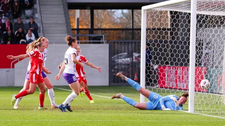 Luisa Palmen 21, SGS Essen can not prevent the goal to 1 1 at the match between FC Bayern Munich v SGS Essen, Football, Women, Google Pixel Women Bundesliga, 2025 2026, 8 Matchday on 01 11 2025 in Munich, FC Bayern Campus DFL and DFB regulations prohibit any use of photographs as image sequences and or quasi video Bayern Germany