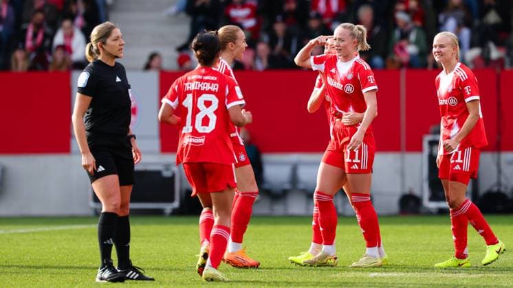 Lea Schüller 11, FC Bayern Munich and Team FC Bayern Munich Goal for 1 1 at the match between FC Bayern Munich v SGS Essen, Football, Women, Google Pixel Women Bundesliga, 2025 2026, 8 Matchday on 01 11 2025 in Munich, FC Bayern Campus DFL and DFB regulations prohibit any use of photographs as image sequences and or quasi video Bayern Germany
