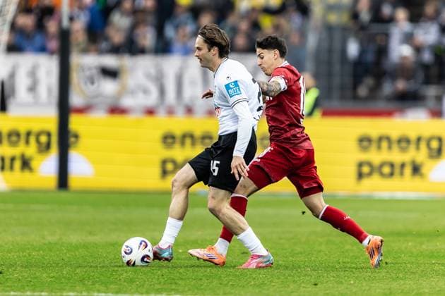 Football, Season 2025 2026, 3 Liga, Donaustadion Ulm, Matchday 13, SSV Ulm 1846 Football VfB Stuttgart II, 01 11 2025 01 11 2025, Football, Season 2025 2026, 3 Liga, Donaustadion Ulm, Matchday 13, SSV Ulm 1846 Football VfB Stuttgart II, v l 25 Elias Löder SSV Ulm 1846 Football , 10 Nicolas Sessa VfB Stuttgart II Photo Lucca Fundel Ulm Donaustadion Baden Württemberg Germany