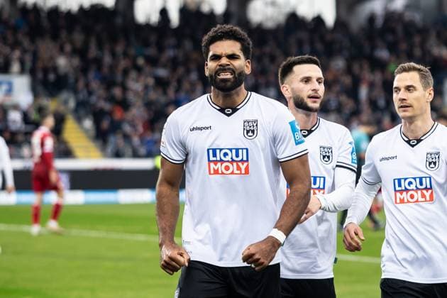 Soccer, Season 2025 2026, 3 Liga, Donaustadion Ulm, 13 Matchday, SSV Ulm 1846 Soccer VfB Stuttgart II, 01 11 2025 01 11 2025, Soccer, Season 2025 2026, 3 Liga, Donaustadion Ulm, 13 Matchday, SSV Ulm 1846 Soccer VfB Stuttgart II, Goal celebration joy after goal Goal shot to 1 0 by 49 Andre Becker SSV Ulm 1846 Soccer Photo Lucca Fundel Ulm Donaustadion Baden Württemberg Germany
