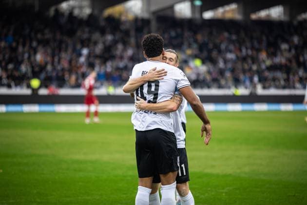 Football, Season 2025 2026, 3 Liga, Donaustadion Ulm, Matchday 13, SSV Ulm 1846 Football VfB Stuttgart II, 01 11 2025 01 11 2025, Football, Season 2025 2026, 3 Liga, Donaustadion Ulm, Matchday 13, SSV Ulm 1846 Football VfB Stuttgart II, Goal celebration joy after goal Goal shot to 1 0 by 49 Andre Becker SSV Ulm 1846 Fußball v l 49 Andre Becker SSV Ulm 1846 Fußball , 11 Dennis Chessa SSV Ulm 1846 Fußball Foto Lucca Fundel Ulm Donaustadion Baden Württemberg Germany